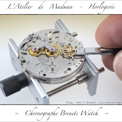 Un levier spécial permet d'extraire la roue d'entrainement du chronographe.