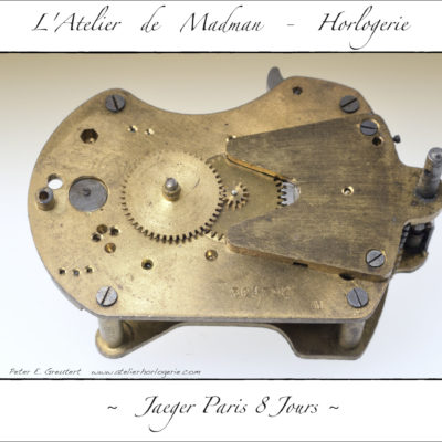 Le côté cadran du mouvement avec le mécanisme de mise à l'heure et la roue des heures à gauche.